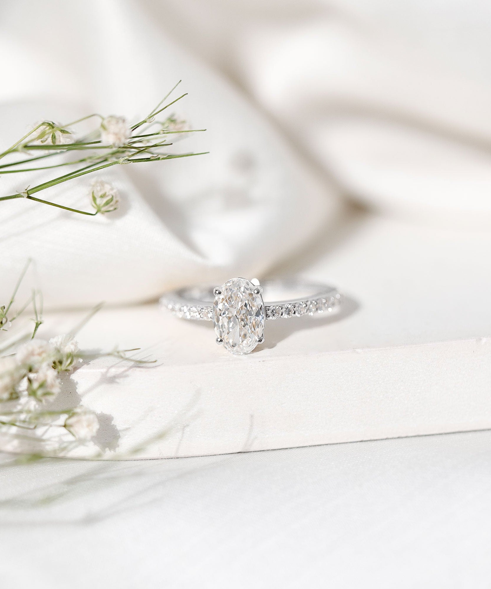 Lab Grown 2 Carat Diamond Oval Engagement Ring with IGI Certificate