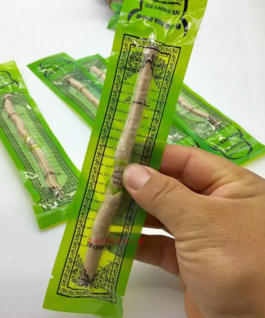 Natural Miswak Tooth Cleaning Stick – Traditional Herbal Teeth Cleaning Twig, 15cm