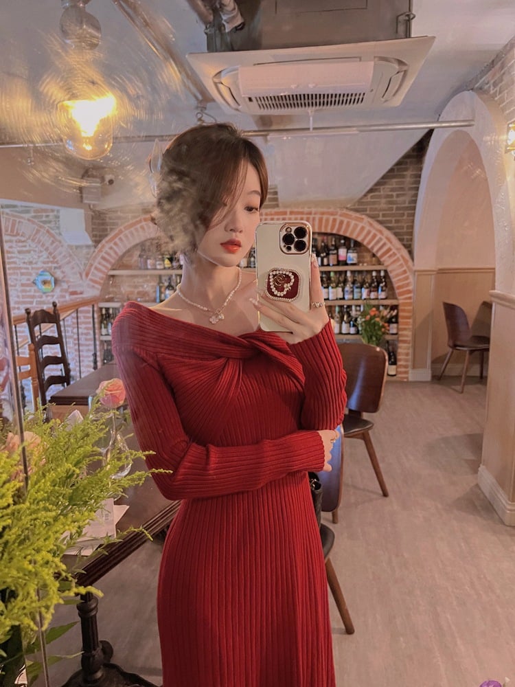 Elegant Knitted Cold-Shoulder High-End Dress
